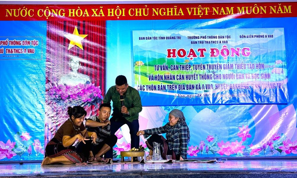 Hoạt động tư vấn, can thiệp, tuyên truyền giảm thiểu tảo hôn và hôn nhân cận huyết thống cho người dân, học sinh các thôn bản vùng đồng bào thiểu số ở Quảng Trị - Ảnh: T.Đ